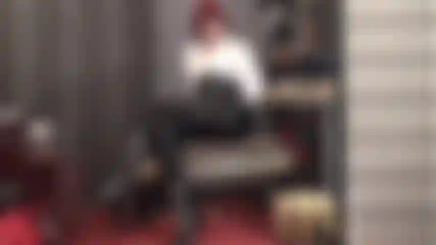 Cultore del fetish: deliziose curve lucenti in leggings in pvc e stivaletti alla caviglia.