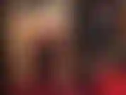 Perizoma nero sopra collant lucidi: adora i miei fianchi, le mie gambe e il mio sedere.