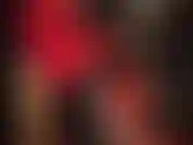 Una dea del fetish con un enorme cazzo nero: la padrona indossa un completo fetish super sexy e attillato in pvc nero, pantaloni rossi, stivali alti con i lacci e un enorme strapon, così puoi inginocchiarti e adorarlo.