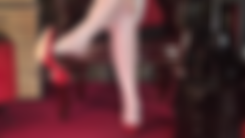 La padrona sfila i suoi strati lucidi di collant e calze fino all'ultimo paio di calze color cuoio extra lucide, mettendo in mostra i suoi piedi sexy.