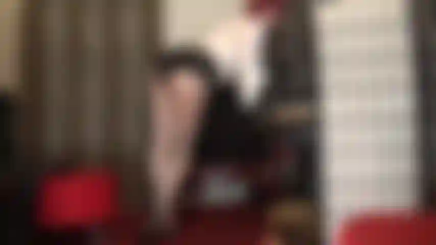 Che stuzzica l'amante delle gambe indossando graziosi collant grigio argento lucidi e sabot con tacco alto.