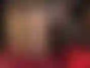 Sexy, lenta e sensuale è il modo in cui la tua dea ti stuzzica, vestita di lingerie di pizzo, con le sue meravigliose gambe lunghe in collant e sexy muli di pelle.