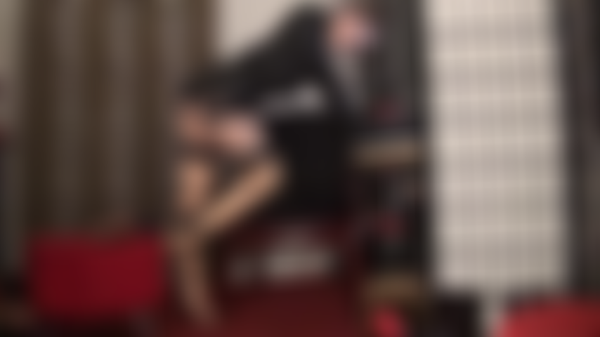 Una lenta e sensuale provocazione con gambe e piedi: calze color carne super lucide, reggicalze, infradito rosse e dita magiche che ti prosciugano le palle.