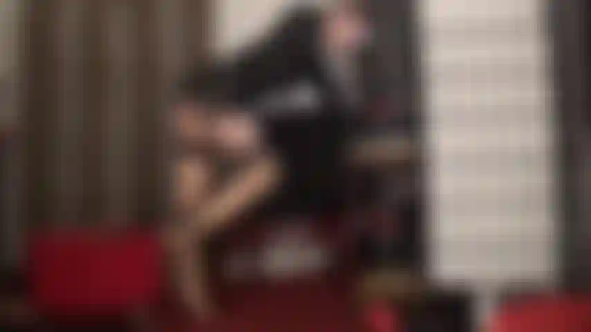 Una lenta e sensuale provocazione con gambe e piedi: calze color carne super lucide, reggicalze, infradito rosse e dita magiche che ti prosciugano le palle.