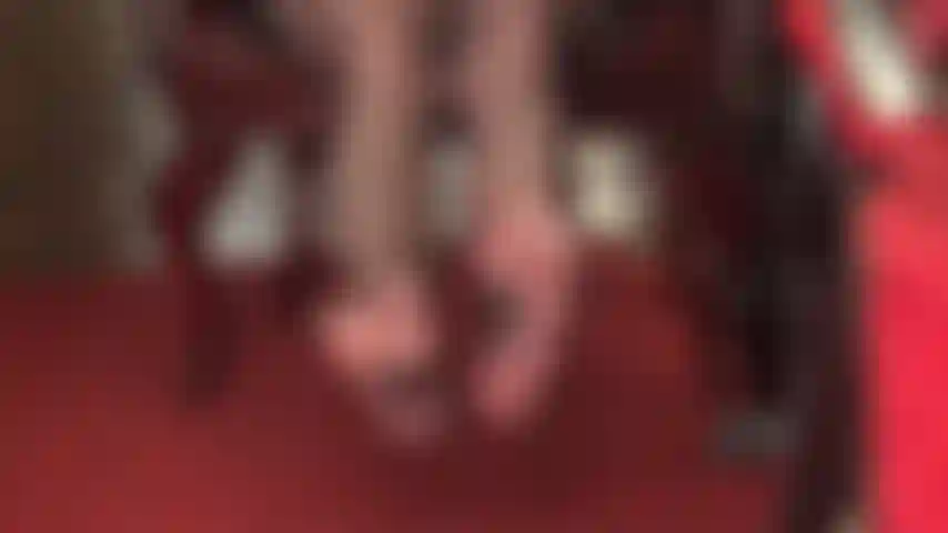 I miei piedi sexy in nylon in collant neri con cuciture volteggiano mentre la tua dea dei piedi sfrutta il tuo feticismo per i piedi.