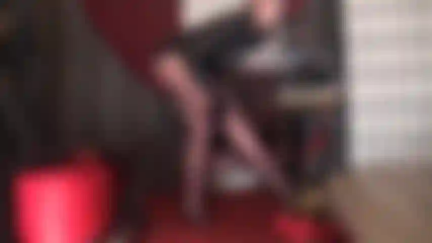 Ho gambe così potenti che ti inginocchi per lo stupore, implorando di poterle toccare indossando dei morbidi collant color caffè lucido, fino a un paio di pantaloncini sexy.