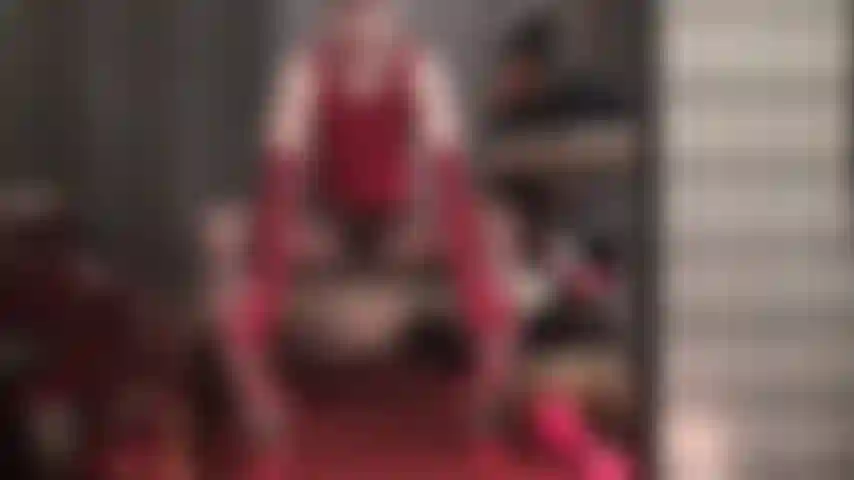 Sei un'amante dei collant: le sue cosce, le sue meravigliose gambe lunghe, il suo tassello provocante, il grazioso design con cucitura posteriore dei collant, le sue voluttuose natiche... Semplicemente irresistibile!