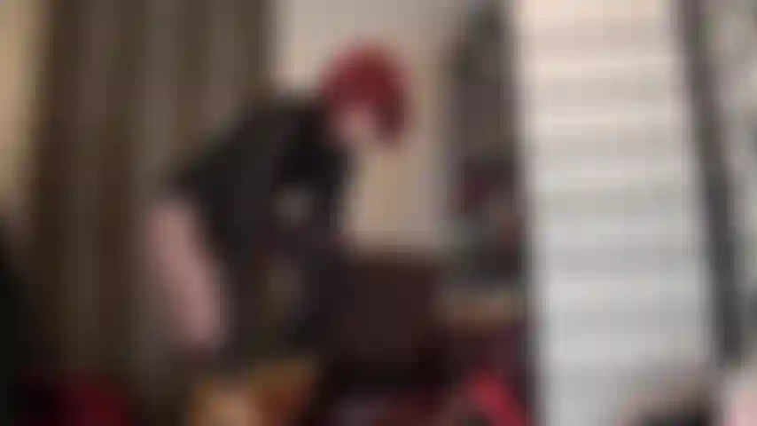 Pantaloncini sexy metallizzati dorati e mutandine di raso su collant con motivo a giarrettiera: la padrona ti fa gocciolare il cazzo per queste mutandine lucide, collant sexy e guanti di pelle.