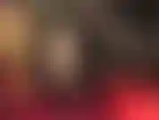 Con un vestito attillato e sexy in vinile e calze extra lucide su gambe incrociate a cui semplicemente non puoi resistere.