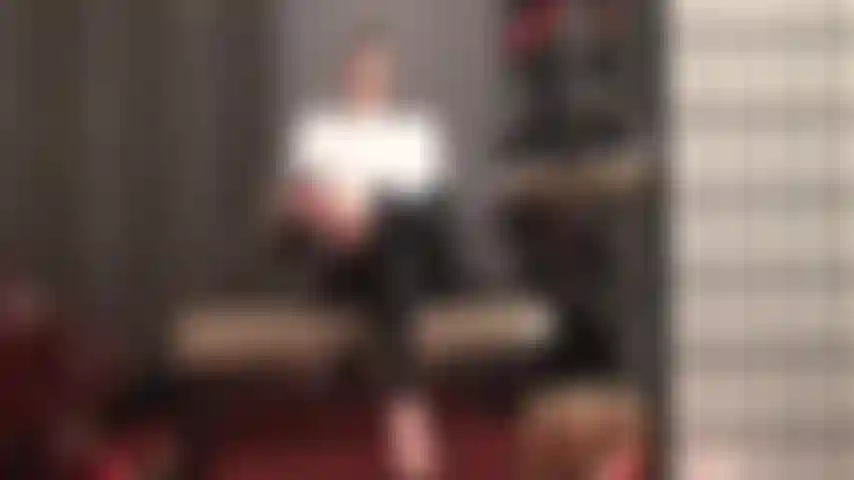 Una dea splendente che ti stuzzica con i piedi nudi e le scarpe. Con la gamba tesa, il tacco alto che penzola dritto sul tuo viso. Lecca la sua perfezione a piedi nudi.