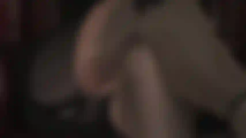 La padrona vivian ti fa perdere ogni autocontrollo con la visione delle sue gambe in strati extra lucidi di collant lucidi all'olio e calze a giarrettiera completamente allacciate, gambe incrociate, piedi in nylon che stuzzicano e tacchi penzolanti.