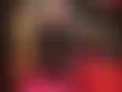 Una mistress fetish scintillante e sexy con stivali alti e plateau, collant lucidi: la tua dea usa tutti i tuoi feticismi contro di te. Non puoi resistere a questo fantastico outfit mentre la mistress ti accarezza il cazzo.