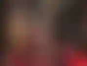 Calze di nylon nere, parrucca bionda, strap-on nero da 8 pollici: la padrona indossa un paio di calze nere, si cambia con una tuta di nylon trasparente e indossa un grosso cazzo nero insieme a una parrucca bionda bollente per stuzzicarti.