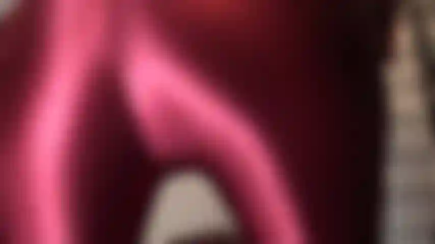 Un'adoratrice dei pantaloni di raso rosso bordeaux: oh, come ti piacerebbe stare sotto questo perfetto sedere rotondo, seduta in questi pantaloni lucidi.