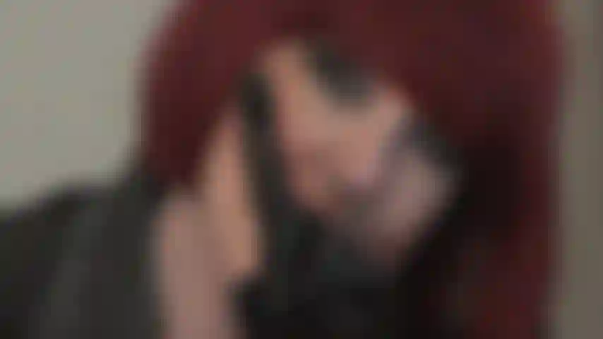 La padrona gioca con il tuo corpo e la tua mente sottomessi, imboccandoti con la saliva dei suoi guanti di pelle, pizzicando e mordendoti i capezzoli e riempiendoti la bocca con i tacchi degli stivali e il cazzo nero...