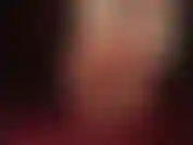 Cultore dei piedi nudi: la mia padrona mostra i suoi piedi morbidi, gli archi plantari perfetti, le piante rugose e le dita dei piedi carine.