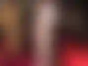 Indosso lingerie bianca trasparente e calze con la parte superiore in pizzo.