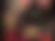 Una mistress in lattice: calze di gomma trasparenti e sexy e sabot con plateau alto. Feticista del lattice con tacchi alti.