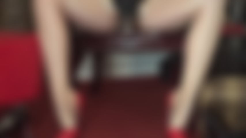 Amante del bbc: tutto ciò che desideri è stare tra le cosce in collant della padrona e dare piacere al suo strapon bbc.