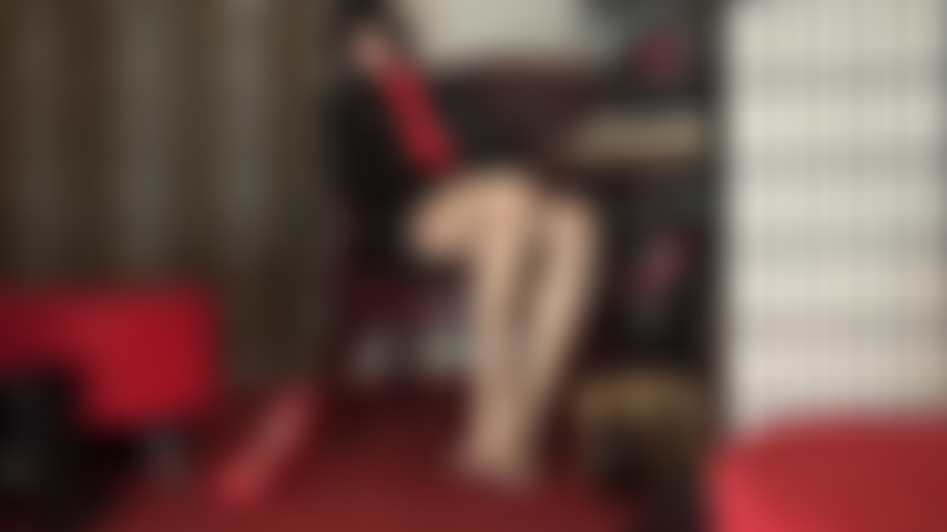 Oggi la padrona sta trattando duramente il cazzo del tuo schiavo, usando solo i suoi piedi in collant e concentrandosi sulla punta del tuo cazzo.