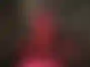 Con leggings rossi e pvc nero: adora il sedere rotondo e sexy della tua dea e le sue lunghe gambe indossando pantaloni rossi attillati e décolleté peeptoe sexy, oltre a una giacca in pvc lucido.