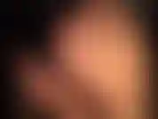 La padrona mette in mostra le sue curve meravigliose indossando una tuta in pvc lucido e collant dorati lucidi.