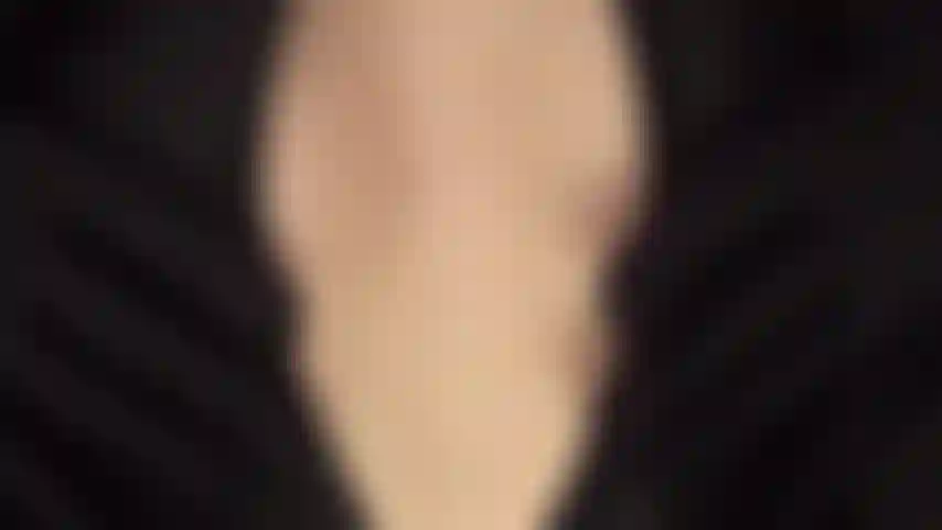 Seni e capezzoli invitanti: questa tuta ha la cerniera più sexy...