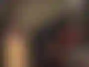 Strati di lattice: completamente rivestita di lattice con tuta, guanti e cappuccio, la padrona vivian aggiunge una corta gonna di gomma nera.