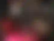 La padrona vivian stuzzica la sottomessa amante dei piedi con lunghe gambe in leggings effetto bagnato, piedi in collant e unghie dei piedi smaltate di rosso.