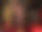 Gambe e piedi in collant marroni lucidi e sexy, con décolleté peeptoe giallo neon. Feticista dei piedi e adoratrice dei tacchi alti.