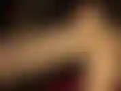 Fai una sega al tuo cazzo da schiavo sui miei collant grigi lucidi: le perfette gambe di nylon lucide della padrona ti eccitano tantissimo. Vuoi strofinarti su quelle lunghe gambe.