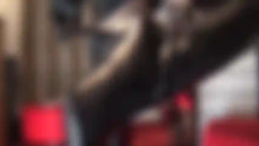 Amante degli stivali lucidi: i lunghi stivali neri con tacco a spillo sono il tuo feticcio. Devi leccarli, sentirli e strofinarci sopra il tuo cazzo.