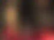 Con un caldo cappotto di pelle nera e una lunga pelliccia.