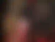 Vieni qui, mia troia!! La tua dea del lattice accarezza e infila uno dei suoi grandi strap-on. Vestita con calze di gomma attillate, top in pizzo, stratificate su lattice, dildo stryker legato...