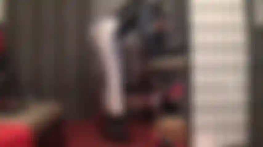 Questo outfit fetish ti farà venire l'acquolina in bocca: collant in spandex argentato lucido e body con perizoma in pvc abbinati a stivaletti neri lucidi. Il culo e le gambe della padrona meritano tutta la tua attenzione.