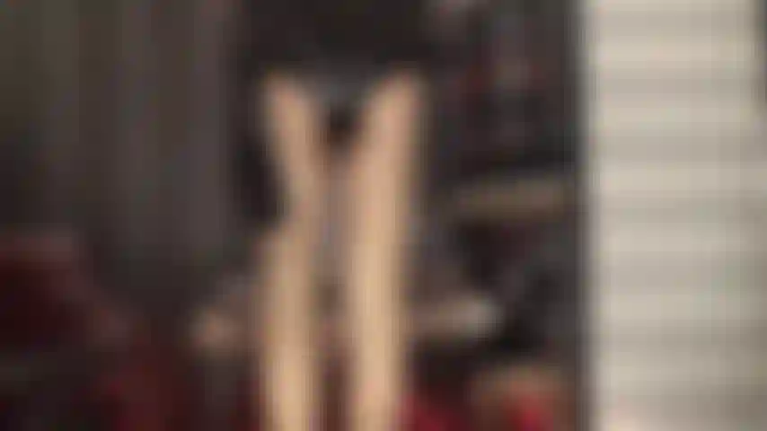 La padrona tesse la sua ragnatela scintillante e non puoi sfuggire al suo incantesimo... Vestita con una tuta in pvc nero lucido, guanti, collant dorati lucidi e sandali con cinturini.