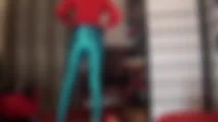 Dominata da una padrona vestita interamente in raso, con uno strapon: dalla testa ai piedi, pantaloni, camicetta, guanti e stivali in raso lucido. La padrona seduce con il suo elegante raso prima di iniziare a scopare il tuo piccolo buco del culo stretto con un cazzo nero di 20 cm.