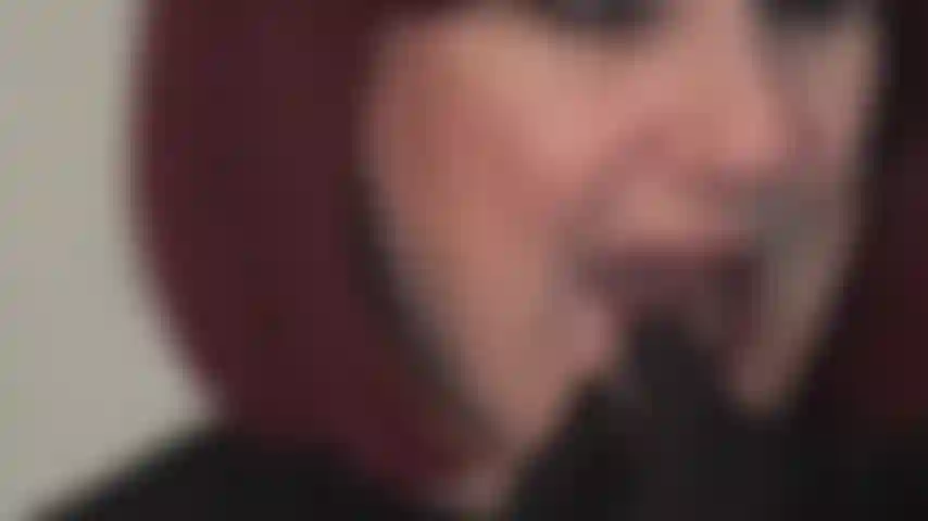 Le mie labbra rosse e lucide ti fanno cadere in ginocchio: la mia padrona si mette il rossetto rosso e mi stuzzica con la sua bocca seducente, leccandosi lentamente le labbra.