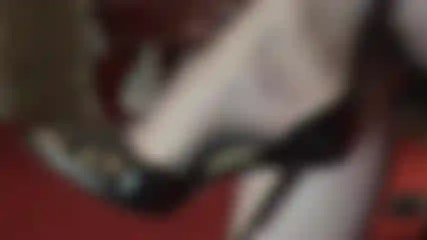 Adoro i piedi, gioco con le scarpe, in collant neri con cuciture e scarpe con tacco a spillo nere lucide.