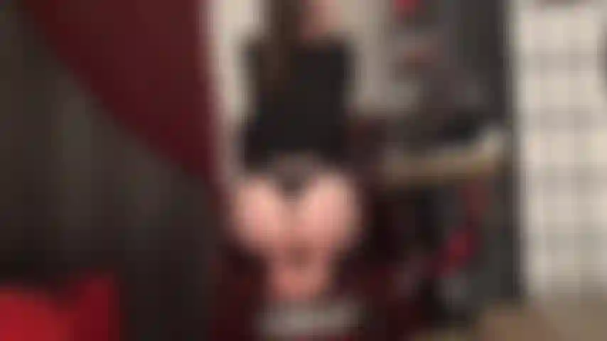 Adoro la perfezione del sedere e dei piedi nudi della padrona vivian.