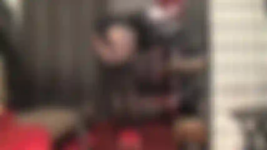 La padrona accarezza delicatamente il tuo cazzo da schiavo con lunghi guanti di pelle mentre ti stuzzica con i suoi strati di calze nere sopra i collant e gli shorts attillati.