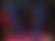 Strati colorati di collant coprenti color bordeaux e blu acceso, stuzzichini con i piedi e un enorme strapon nero che fa sembrare il tuo micro pene ridicolmente piccolo.