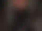 Camicetta in lattice nero: la padrona aggiunge un altro strato al suo sexy completo in gomma.