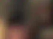 Wow! Una minigonna sexy in lattice nero lucido e cortissima, abbinata a collant lucidi e calze a rete.