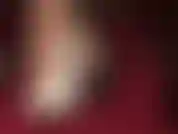 Indosso décolleté di colori diversi per stuzzicare la sottomessa amante dei piedi e adoratrice dei tacchi.