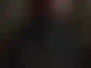 Feticista dei guanti: vestita di vinile nero lucido, la padrona indossa guanti di pelle nera lunghi fino alle spalle.