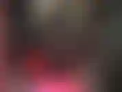 Una dea bionda che indossa calze di pizzo sopra collant neri, una minigonna nera in lattice extra corta e tacchi neri lucidi da farti impazzire.