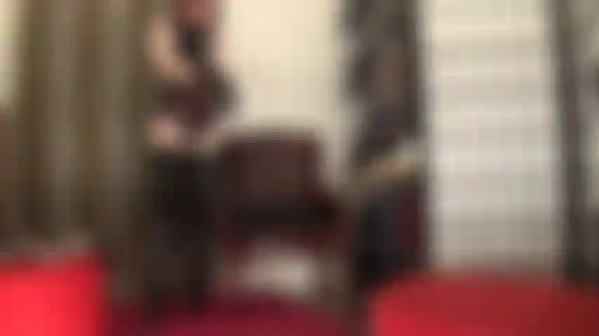 Che completa il mio outfit fetish in gomma con un paio di guanti neri in lattice lunghi fino alle spalle, con i quali stuzzicherò il tuo corpo sottomesso ed entrerò in tutti i tuoi orifizi, alcuni dei quali fino al gomito...