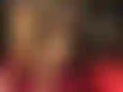 Feticista delle gambe incrociate, con bodystocking in nylon color carne, abbinato a tacchi a spillo in metallo e guanti sexy.