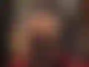 Vista da dietro: puoi immaginare la padrona che si accarezza il suo enorme cazzo nero mentre abbassa il suo perfetto culo in collant sul tuo viso.